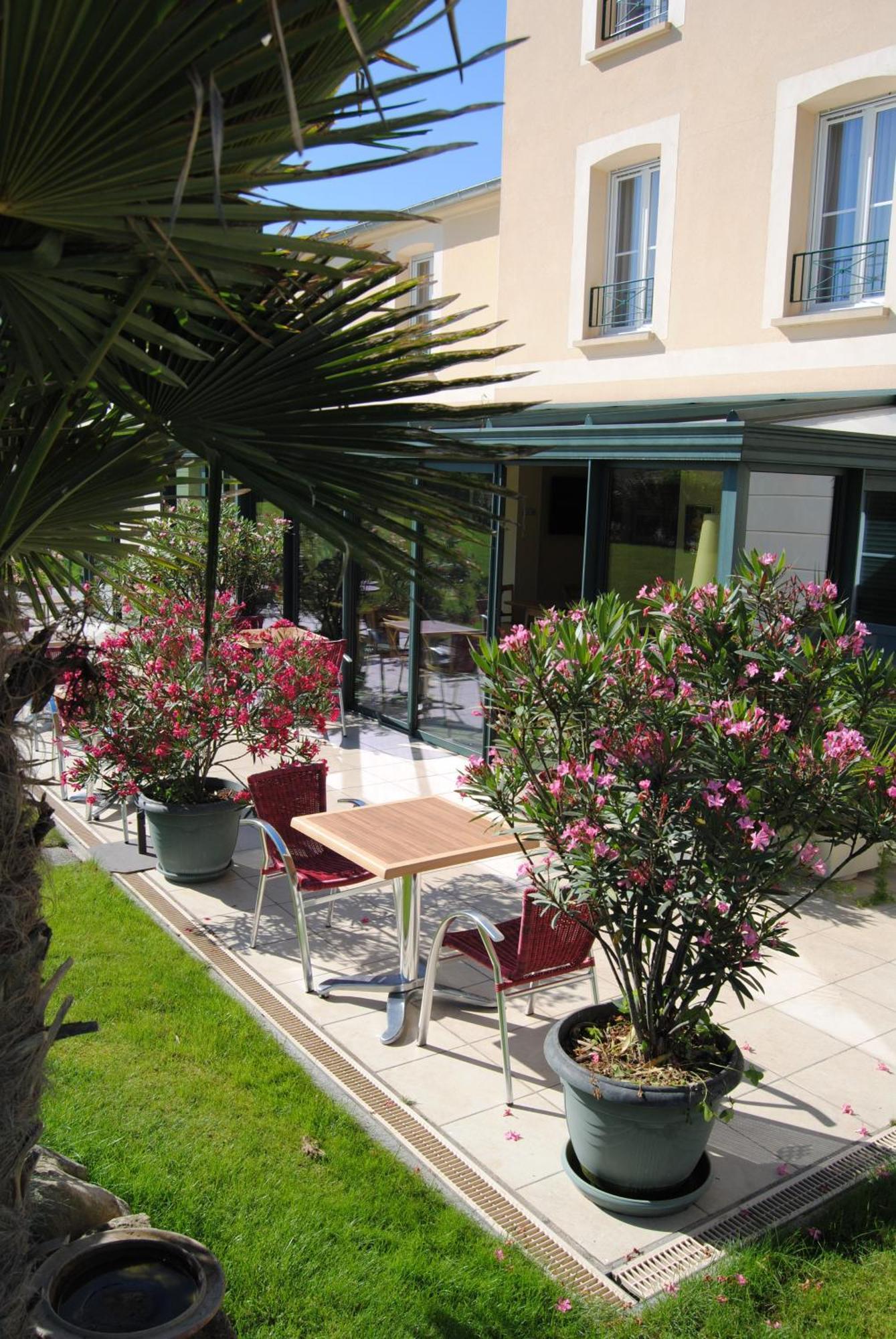 Brit Hotel Chateaudun Exterior photo